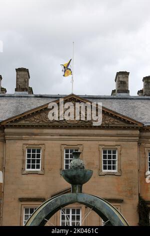 Dumfries House, Ayrshire, Schottland, Großbritannien. Das Herrenhaus, das vom Princes Trust gerettet wurde, unter der Leitung eines Konsortiums des ehemaligen Prinzen von Wales, Prinz Charles, der heute nach dem Tod von Königin Elizabeth II. In Balmoral als König Karl III bekannt ist. Die Flagge flyst am halben Mast auf den Dachflächen. Prinz Charles verließ von hier nach Balmoral zu reisen, wo seine Mutter starb und er wurde König Charles III Credit : Alister Firth / Alamy Live News Stockfoto