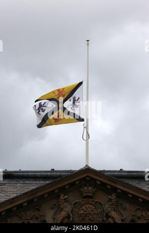 Dumfries House, Ayrshire, Schottland, Großbritannien. Das Herrenhaus, das vom Princes Trust gerettet wurde, unter der Leitung eines Konsortiums des ehemaligen Prinzen von Wales, Prinz Charles, der heute nach dem Tod von Königin Elizabeth II. In Balmoral als König Karl III bekannt ist. Die Flagge flyst am halben Mast auf den Dachflächen. Prinz Charles verließ von hier nach Balmoral zu reisen, wo seine Mutter starb und er wurde König Charles III Credit : Alister Firth / Alamy Live News Stockfoto