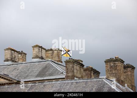 Dumfries House, Ayrshire, Schottland, Großbritannien. Das Herrenhaus, das vom Princes Trust gerettet wurde, unter der Leitung eines Konsortiums des ehemaligen Prinzen von Wales, Prinz Charles, der heute nach dem Tod von Königin Elizabeth II. In Balmoral als König Karl III bekannt ist. Die Flagge flyst am halben Mast auf den Dachflächen. Prinz Charles verließ von hier nach Balmoral zu reisen, wo seine Mutter starb und er wurde König Charles III Credit : Alister Firth / Alamy Live News Stockfoto