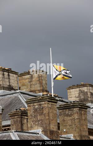 Dumfries House, Ayrshire, Schottland, Großbritannien. Das Herrenhaus, das vom Princes Trust gerettet wurde, unter der Leitung eines Konsortiums des ehemaligen Prinzen von Wales, Prinz Charles, der heute nach dem Tod von Königin Elizabeth II. In Balmoral als König Karl III bekannt ist. Die Flagge flyst am halben Mast auf den Dachflächen. Prinz Charles verließ von hier nach Balmoral zu reisen, wo seine Mutter starb und er wurde König Charles III Credit : Alister Firth / Alamy Live News Stockfoto