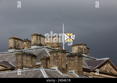 Dumfries House, Ayrshire, Schottland, Großbritannien. Das Herrenhaus, das vom Princes Trust gerettet wurde, unter der Leitung eines Konsortiums des ehemaligen Prinzen von Wales, Prinz Charles, der heute nach dem Tod von Königin Elizabeth II. In Balmoral als König Karl III bekannt ist. Die Flagge flyst am halben Mast auf den Dachflächen. Prinz Charles verließ von hier nach Balmoral zu reisen, wo seine Mutter starb und er wurde König Charles III Credit : Alister Firth / Alamy Live News Stockfoto