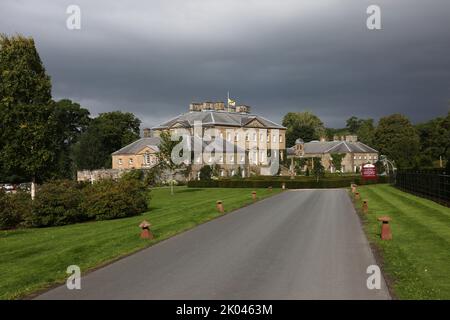 Dumfries House, Ayrshire, Schottland, Großbritannien. Das Herrenhaus, das vom Princes Trust gerettet wurde, unter der Leitung eines Konsortiums des ehemaligen Prinzen von Wales, Prinz Charles, der heute nach dem Tod von Königin Elizabeth II. In Balmoral als König Karl III bekannt ist. Die Flagge flyst am halben Mast auf den Dachflächen. Prinz Charles verließ von hier nach Balmoral zu reisen, wo seine Mutter starb und er wurde König Charles III Credit : Alister Firth / Alamy Live News Stockfoto