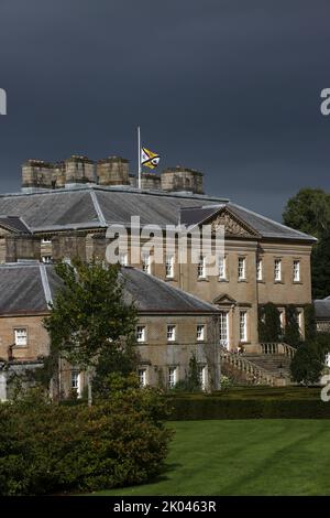 Dumfries House, Ayrshire, Schottland, Großbritannien. Das Herrenhaus, das vom Princes Trust gerettet wurde, unter der Leitung eines Konsortiums des ehemaligen Prinzen von Wales, Prinz Charles, der heute nach dem Tod von Königin Elizabeth II. In Balmoral als König Karl III bekannt ist. Die Flagge flyst am halben Mast auf den Dachflächen. Prinz Charles verließ von hier nach Balmoral zu reisen, wo seine Mutter starb und er wurde König Charles III Credit : Alister Firth / Alamy Live News Stockfoto
