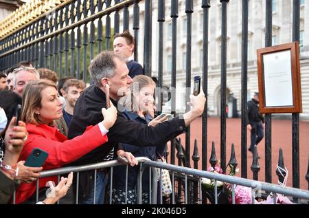 London, England, Großbritannien. 8. September 2022. Vor dem Buckingham Palace fotografieren die Menschen die offizielle Todesanzeige, die den Tod von Königin Elizabeth II. Am Tor ankündigt. Königin Elizabeth II., Großbritanniens am längsten regierende Monarchin, ist im Alter von 96 Jahren gestorben. (Bild: © Thomas Krych/ZUMA Press Wire) Stockfoto