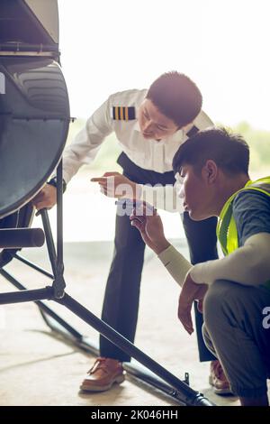 Chinesischer Flugzeugmechaniker überprüft Hubschrauber Stockfoto