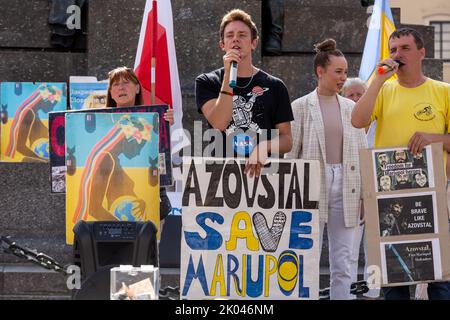 Krakau, Polen. 09. September 2022. Demonstranten halten während der Demonstration Plakate. Ukrainer und ihre Anhänger protestieren auf dem Hauptplatz in der Altstadt von Krakau gegen den über sechs Monate alten russischen Krieg gegen die Ukraine. Die Demonstranten kommen zweimal täglich auf die Straßen von Krakau, wie sie sagen, erinnern an das Schicksal der ukrainischen Bevölkerung. Kredit: SOPA Images Limited/Alamy Live Nachrichten Stockfoto