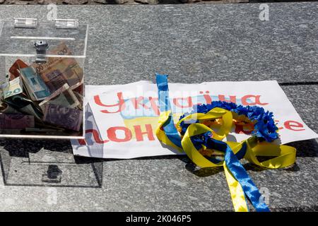 Krakau, Polen. 09. September 2022. Geldkarton und Plakate, die während der Demonstration gesehen wurden. Ukrainer und ihre Anhänger protestieren auf dem Hauptplatz in der Altstadt von Krakau gegen den über sechs Monate alten russischen Krieg gegen die Ukraine. Die Demonstranten kommen zweimal täglich auf die Straßen von Krakau, wie sie sagen, erinnern an das Schicksal der ukrainischen Bevölkerung. Kredit: SOPA Images Limited/Alamy Live Nachrichten Stockfoto