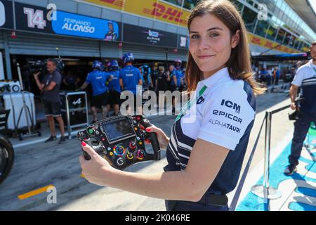 Monza, MB, Italien. 9. September 2022. Mädchen vom Alpha Tauri Team zeigte das Lenkrad während der Formel 1 Pirelli Gran Premio D'Italia 2022, Monza, Italien (Bildquelle: © Alessio De Marco/ZUMA Press Wire) Stockfoto