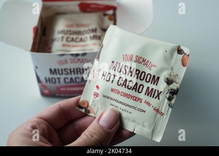 Helsinki, Finnland - 8. September 2022: Vier Sigmatic Pilzmischungen. Four Sigmatic ist ein Unternehmen für funktionelle Lebensmittel, das für Pilzfutter bekannt ist. Stockfoto