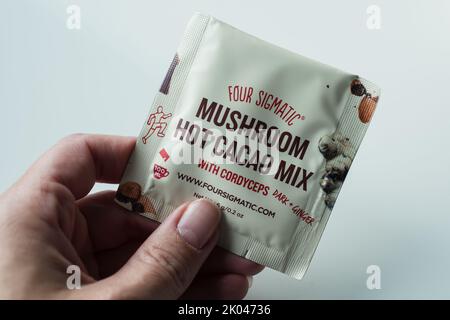 Helsinki, Finnland - 8. September 2022: Vier Sigmatic Pilzmischungen. Four Sigmatic ist ein Unternehmen für funktionelle Lebensmittel, das für Pilzfutter bekannt ist. Stockfoto