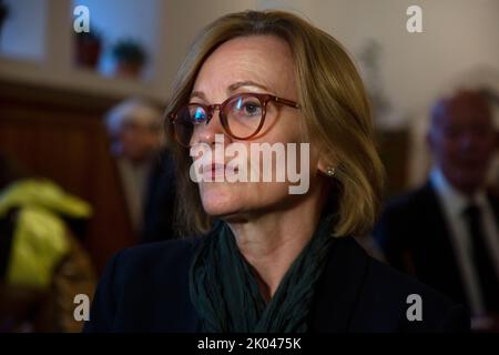 Moskau, Russland. 9.. September 2022. Die britische Botschafterin in Russland, Deborah Bronnert, gibt einer Presse Interviews in der Anglikanischen Kirche St. Andrews in Moskau, Russland Stockfoto