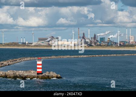 Blick auf die Stahlfabrik Tata Stahl und Windmühlen in IJmuiden, Holland Stockfoto