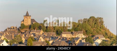 Kleine Kirche Saint-Matthieu auf dem Hügel des Dorfes Laguiole. Panorama. Aubrac, Frankreich. Stockfoto