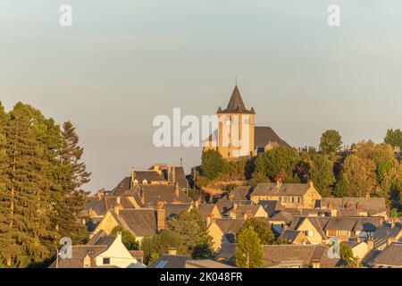 Kleine Kirche Saint-Matthieu auf dem Hügel des Dorfes Laguiole. Aubrac, Frankreich. Stockfoto