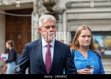 Das Parlamentsmitglied von Brandon Lewis kommt im Queen Elizabeth II Center zur Ankündigung der Führung der Konservativen an. Minister der Justiz zu werden Stockfoto