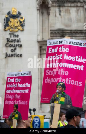 Protest vor den Royal Courts of Justice in Strand, London, während eines Gerichtsverfahrens, in dem versucht wurde, Abschiebungsflüge von Asylbewerbern nach Ruanda zu stoppen Stockfoto