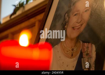 Moskau, Russland. 9.. September 2022. Ein Porträt von Königin Elisabeth II. Im Saal der anglikanischen St.-Andreas-Kirche in Moskau, Russland. Nikolay Vinokurov/Alamy Live News Stockfoto