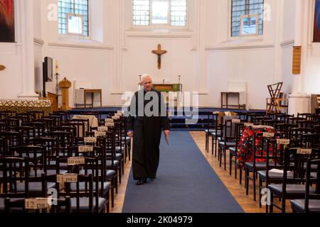 Moskau, Russland. 9.. September 2022. Der anglikanische Kaplan Malcolm Rogers ist in der anglikanischen Kirche St. Andreas in Moskau, Russland, zu sehen. Nikolay Vinokurov/Alamy Live News Stockfoto