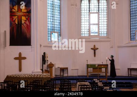 Moskau, Russland. 9.. September 2022. Gläubige nehmen an einem Gedenkgebet für Königin Elisabeth II. In der anglikanischen St.-Andreas-Kirche in Moskau, Russland, Teil. Nikolay Vinokurov/Alamy Live News Stockfoto