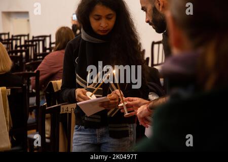 Moskau, Russland. 9.. September 2022. Gläubige nehmen an einem Gedenkgebet für Königin Elisabeth II. In der anglikanischen St.-Andreas-Kirche in Moskau, Russland, Teil. Nikolay Vinokurov/Alamy Live News Stockfoto