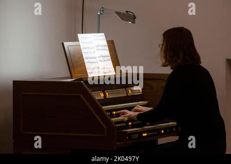 Moskau, Russland. 9.. September 2022. Gläubige nehmen an einem Gedenkgebet für Königin Elisabeth II. In der anglikanischen St.-Andreas-Kirche in Moskau, Russland, Teil. Nikolay Vinokurov/Alamy Live News Stockfoto