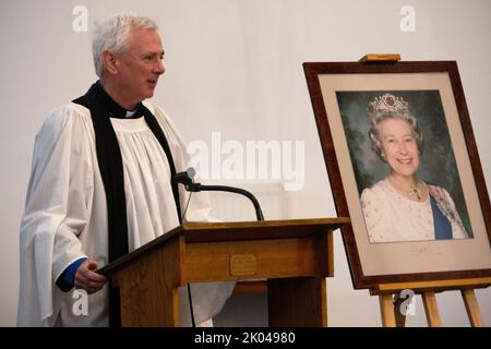 Moskau, Russland. 9.. September 2022. Der anglikanische Kaplan Malcolm Rogers sagt ein Gedenkgebet in der anglikanischen Kirche St. Andreas in Moskau, Russland. Nikolay Vinokurov/Alamy Live News Stockfoto