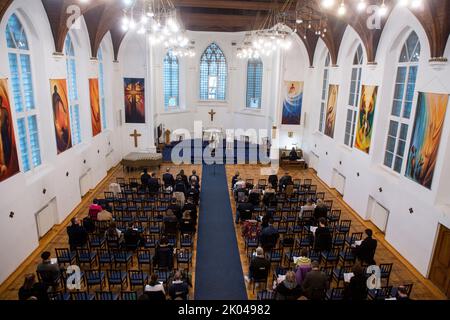 Moskau, Russland. 9.. September 2022. Gläubige nehmen an einem Gedenkgebet für Königin Elisabeth II. In der anglikanischen St.-Andreas-Kirche in Moskau, Russland, Teil. Nikolay Vinokurov/Alamy Live News Stockfoto