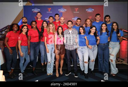 Miami, Vereinigte Staaten Von Amerika. 09. September 2022. DORAL, FL - 9. SEPTEMBER: Exatlon Estados Unidos-Teilnehmer stellen sich während der Telemundo Miami Presseveranstaltung mit den Gastgebern Chelly Cantu und Frederik Oldenburg auf die Bühne, um die „Exatlon Estados Unidos“-Teilnehmer am Top Golf am 9. September 2022 in Doral, Florida, zu enthüllen. (Foto von Alberto E. Tamargo/Sipa USA) Quelle: SIPA USA/Alamy Live News Stockfoto
