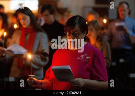 Moskau, Russland. 9.. September 2022. Gläubige lasen ein Gedenkgebet für Königin Elisabeth II. In der anglikanischen St.-Andreas-Kirche in Moskau, Russland. Nikolay Vinokurov/Alamy Live News Stockfoto