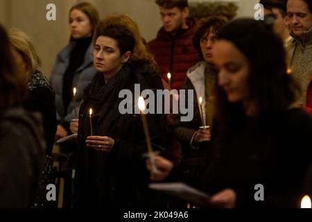 Moskau, Russland. 9.. September 2022. Gläubige lasen ein Gedenkgebet für Königin Elisabeth II. In der anglikanischen St.-Andreas-Kirche in Moskau, Russland. Nikolay Vinokurov/Alamy Live News Stockfoto