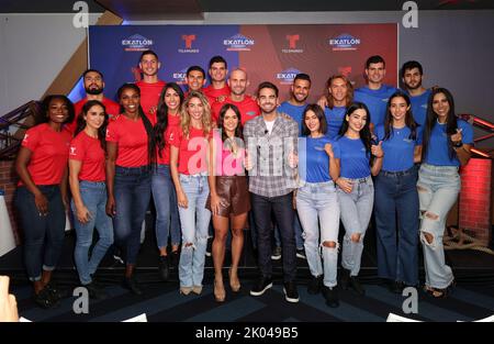 Miami, Vereinigte Staaten Von Amerika. 09. September 2022. DORAL, FL - 9. SEPTEMBER: Exatlon Estados Unidos-Teilnehmer stellen sich während der Telemundo Miami Presseveranstaltung mit den Gastgebern Chelly Cantu und Frederik Oldenburg auf die Bühne, um die „Exatlon Estados Unidos“-Teilnehmer am Top Golf am 9. September 2022 in Doral, Florida, zu enthüllen. (Foto von Alberto E. Tamargo/Sipa USA) Quelle: SIPA USA/Alamy Live News Stockfoto