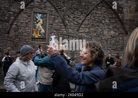 Edinburgh, Schottland, 9. September 2022. Besucher des Palace of Holyroodhouse fotografieren und legen Blumen als Zeichen des Respekts für Ihre Majestät Königin Elizabeth II., die im Alter von 96 Jahren gestorben ist, in Edinburgh, Schottland, am 9. September 2022. Bildnachweis: Jeremy Sutton-Hibbert/ Alamy Live Nachrichten. Stockfoto