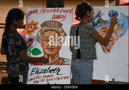 Mumbai, Indien. 09. September 2022. Studenten der Hochschule für Kunst Gurukul malen ein Plakat, das Königin Elizabeth Tribut zollt. Königin Elizabeth II., die am längsten ametretische Königin Großbritanniens (UK), starb am 8.. September 2022 im Alter von 96 Jahren. (Foto von Ashish Vaishnav/SOPA Images/Sipa USA) Quelle: SIPA USA/Alamy Live News Stockfoto