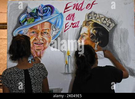 Mumbai, Indien. 09. September 2022. Studenten der Hochschule für Kunst Gurukul malen ein Plakat, das Königin Elizabeth Tribut zollt. Königin Elizabeth II., die am längsten ametretische Königin Großbritanniens (UK), starb am 8.. September 2022 im Alter von 96 Jahren. (Foto von Ashish Vaishnav/SOPA Images/Sipa USA) Quelle: SIPA USA/Alamy Live News Stockfoto