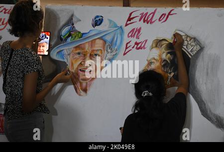 Mumbai, Indien. 09. September 2022. Studenten der Hochschule für Kunst Gurukul malen ein Plakat, das Königin Elizabeth Tribut zollt. Königin Elizabeth II., die am längsten ametretische Königin Großbritanniens (UK), starb am 8.. September 2022 im Alter von 96 Jahren. (Foto von Ashish Vaishnav/SOPA Images/Sipa USA) Quelle: SIPA USA/Alamy Live News Stockfoto