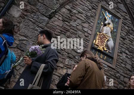 Edinburgh, Schottland, 9. September 2022. Besucher des Palace of Holyroodhouse fotografieren und legen Blumen als Zeichen des Respekts für Ihre Majestät Königin Elizabeth II., die im Alter von 96 Jahren gestorben ist, in Edinburgh, Schottland, am 9. September 2022. Bildnachweis: Jeremy Sutton-Hibbert/ Alamy Live Nachrichten. Stockfoto