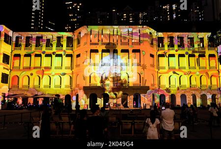 Hongkong, Hongkong, China. 8. September 2022. Tai Kwun ist das Hong KongÃs Centre for Heritage and Arts.das ehemalige viktorianische Gefängnis und Gericht beherbergt eine neue Lichtshow auf dem Parade Ground. InnerGlow nutzt die neueste digitale und 3D Mapping-Technologie, um atemberaubende Animationen und Bilder massiv auf die Fassaden unserer historischen Gebäude zu projizieren. In der Show, die speziell von der australischen Firma The Electric Canvas in Zusammenarbeit mit Künstlern aus Hongkong geschaffen wurde. Der 160 Jahre alte Barrack Block bildet den Hintergrund für die abendliche Animation und Projektion der Veranstaltungsorte. (Bild: © Jayne Russell/ Stockfoto