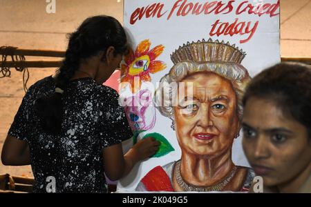 Mumbai, Indien. 09. September 2022. Eine Schülerin der Hochschule für Kunst Gurukul malt ein Plakat, das Königin Elizabeth Tribut zollt. Königin Elizabeth II., die am längsten ametretische Königin Großbritanniens (UK), starb am 8.. September 2022 im Alter von 96 Jahren. (Foto von Ashish Vaishnav/SOPA Images/Sipa USA) Quelle: SIPA USA/Alamy Live News Stockfoto