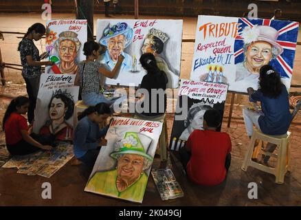 Mumbai, Indien. 09. September 2022. Studenten der Hochschule für Kunst Gurukul malen ein Plakat, das Königin Elizabeth Tribut zollt. Königin Elizabeth II., die am längsten ametretische Königin Großbritanniens (UK), starb am 8.. September 2022 im Alter von 96 Jahren. (Foto von Ashish Vaishnav/SOPA Images/Sipa USA) Quelle: SIPA USA/Alamy Live News Stockfoto