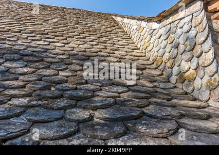 Steinfliesen, die für die Bedachung in Aubrac verwendet werden. Aveyron, Frankreich. Stockfoto