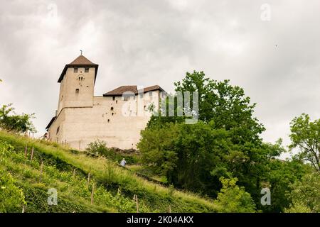 Balzers, Liechtenstein, 5. Juni 2022 Historisches altes Gutenberg-Schloss an einem bewölkten Tag Stockfoto