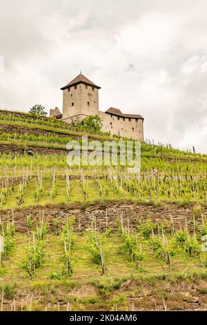 Balzers, Liechtenstein, 5. Juni 2022 Historisches altes Gutenberg-Schloss an einem bewölkten Tag Stockfoto