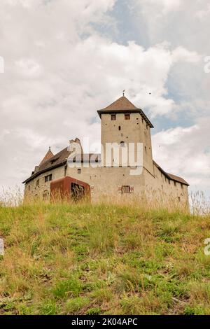 Balzers, Liechtenstein, 5. Juni 2022 Historisches altes Gutenberg-Schloss an einem bewölkten Tag Stockfoto