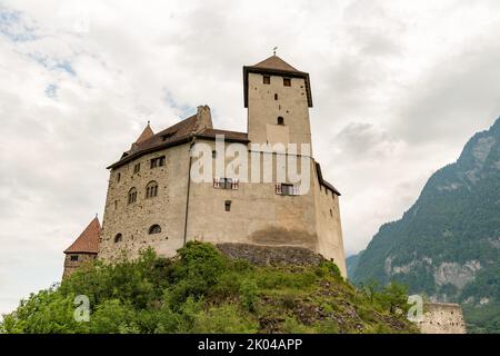 Balzers, Liechtenstein, 5. Juni 2022 Historisches altes Gutenberg-Schloss an einem bewölkten Tag Stockfoto