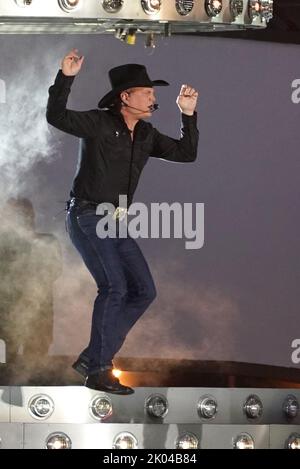 Country-Musikstar Garth Brooks während seiner ersten Konzertnacht im Croke Park, Dublin. Bilddatum: Freitag, 9. September 2022. Stockfoto