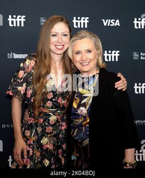 Toronto, Kanada. 09. September 2022. Chelsea Clinton und Hillary Rodham Clinton nehmen am "in Conversation" - The Book of Gutsy Women in Conversation at TIFF LIGHTBOX während des Toronto International Film Festival 2022 am 9. September 2022 in Toronto, Kanada, Teil. Foto: PICJER/imageSPACE/Sipa USA Kredit: SIPA USA/Alamy Live News Stockfoto