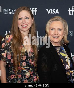 Toronto, Kanada. 09. September 2022. Chelsea Clinton und Hillary Rodham Clinton nehmen am "in Conversation" - The Book of Gutsy Women in Conversation at TIFF LIGHTBOX während des Toronto International Film Festival 2022 am 9. September 2022 in Toronto, Kanada, Teil. Foto: PICJER/imageSPACE/Sipa USA Kredit: SIPA USA/Alamy Live News Stockfoto