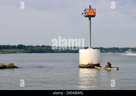 Mann auf dem Jetski am Eingang zum Hafen von Cleveland. Stockfoto