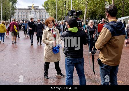 London, Großbritannien. 9.. September 2022. Das Team der Fernsehnachrichten sendete nach dem Tod von Königin Elizabeth II. Live aus der Mall Stockfoto