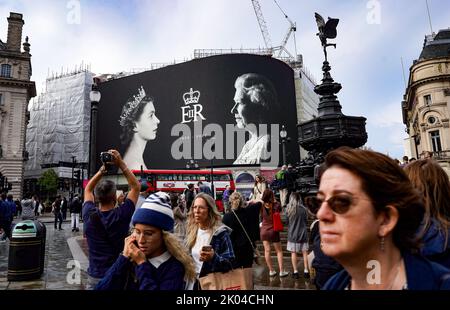 © Jeff Moore die elektronische Plakatwand am Piccadilly Circus im Zentrum Londons zollt der verstorbenen Königin Elizabeth II. Tribut Stockfoto